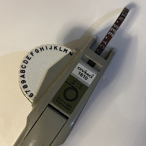 Organizador Dymo 1610 Fabricante de Etiquetas Gris Utiliza Cinta de 1/4" y 3/8" - Imagen 7 de 8