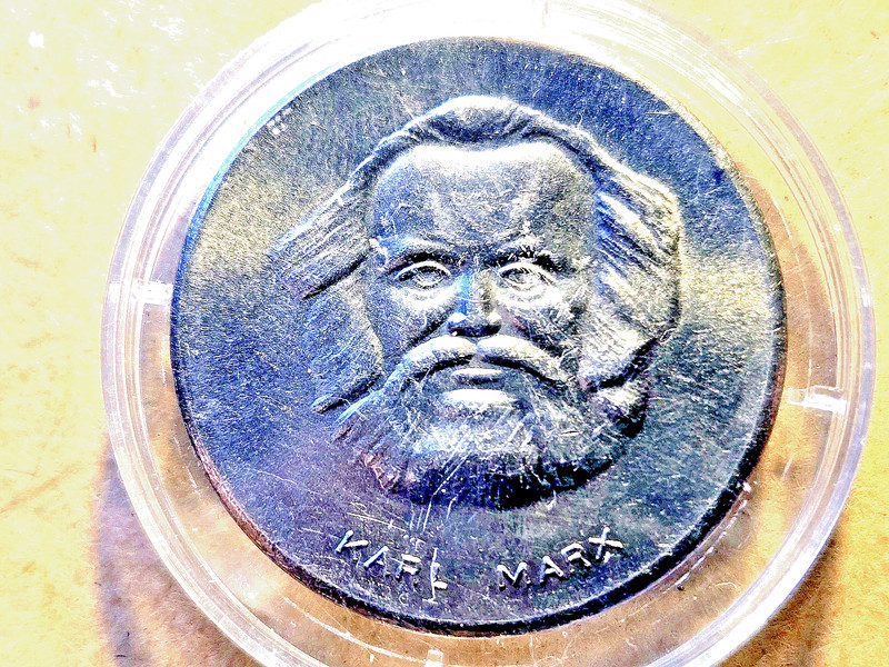 COMMUNIST EAST GERMANY 🇩🇪 KARL MARX MEDALLION ND 35MM