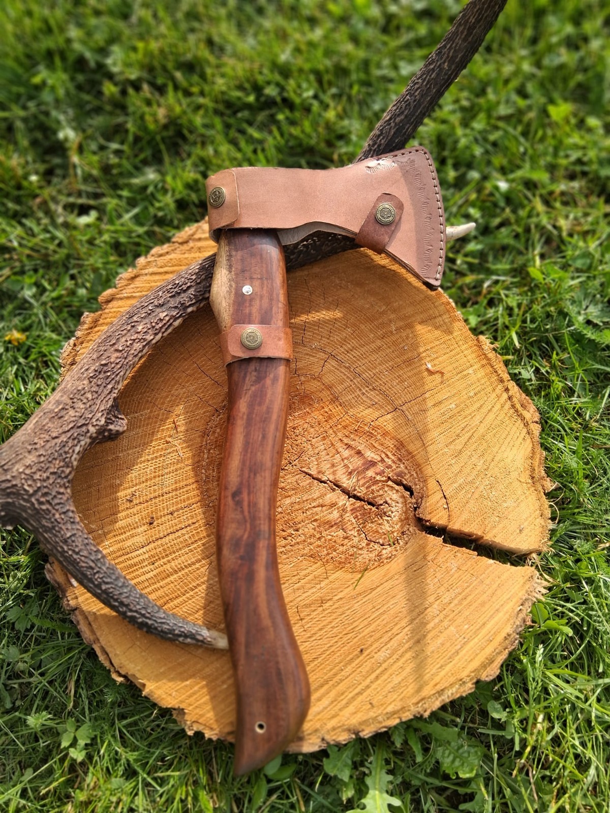 Hachette 40 cm HA03 outil de coupe extérieur manche bois et étui cuir