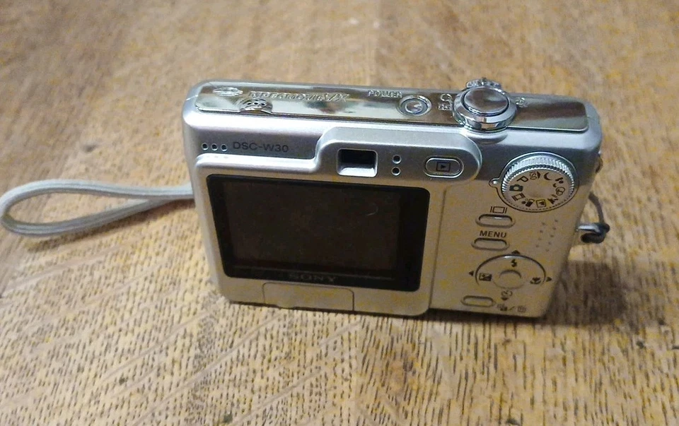 Sony Cybershot DSC-W30 Digitalkamera, 6.0 MP, silber, gebraucht, guter Zustand - Bild 3 von 3