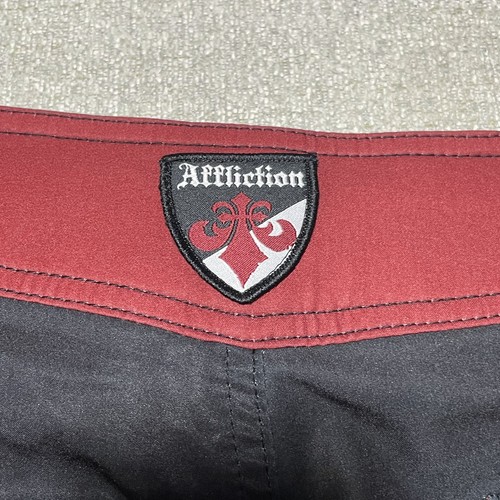 Pantaloncini Tatuaggio Affliction Spirit 36 Rosso Elasticizzato Grafica con Charm Teschio - Foto 3 di 17