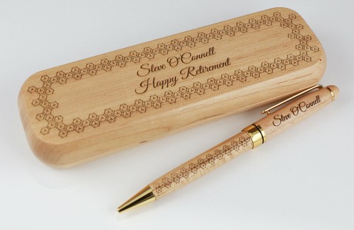 TIMBER WOODEN PEN SET RETIREMENT BIRTHDAY GIFT PERSONALISED LASER ENGRAVING - Foto 1 di 8