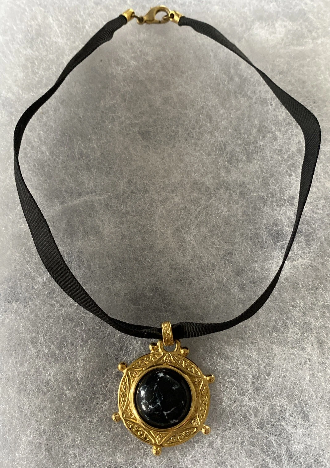 VETEMENTS Collana girocollo nera marca Express con pietra maculata bianca e nera 14"