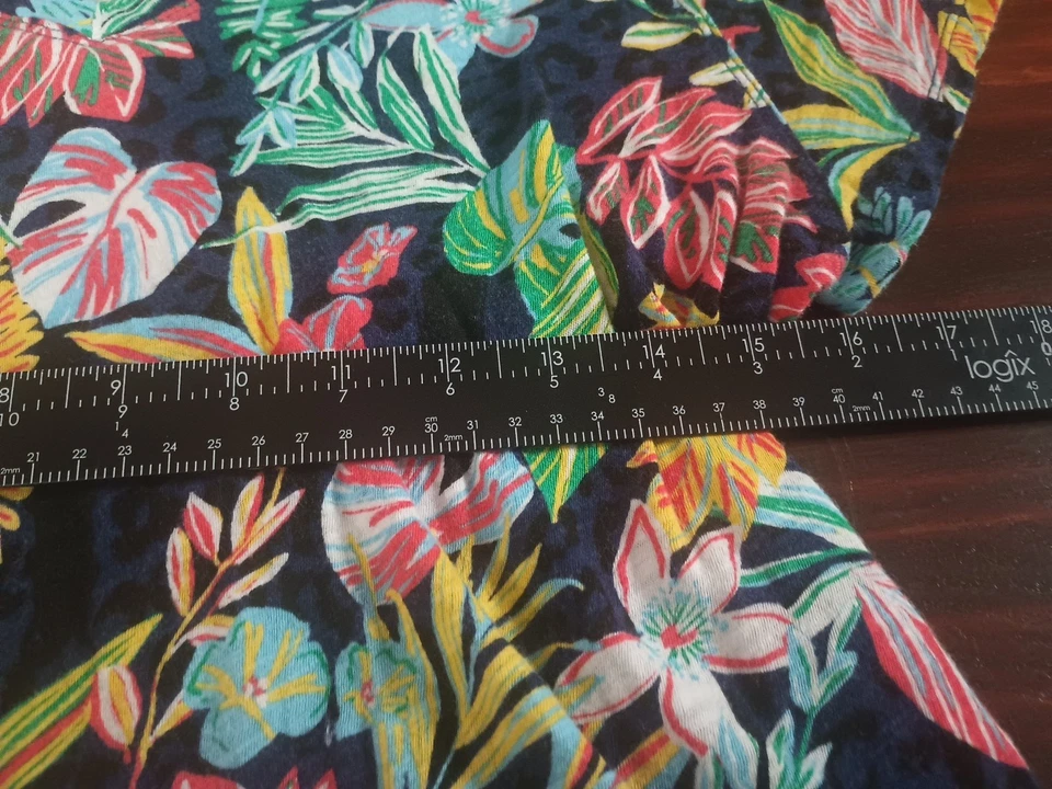 Camiseta para mujer Calvin Klein Performance negra con estampado floral tropical cuello en V talla M Foto 4 de 4