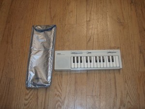 vintage 1980s Yamaha HANDYSOUND electronic mini keyboard synthesizer HS-200