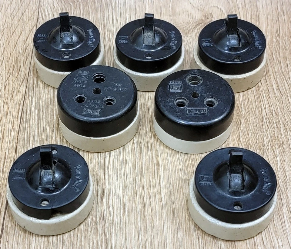 Interruptor y enchufe antiguos de baquelita eléctrica coleccionables de 6 piezas hechos en India. Foto 3 de 4