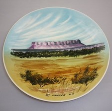 LARGE TUDIO ANNA HANDPAINTED AUSTRALIAN POTTERY PLATE DEPICTING MT CONNER NT
