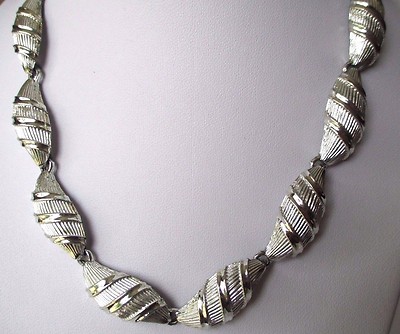 Collier Vintage Imposant Signé Coro - Relief Argenté, Bijou Ancien Déco, Occasion Vérifié