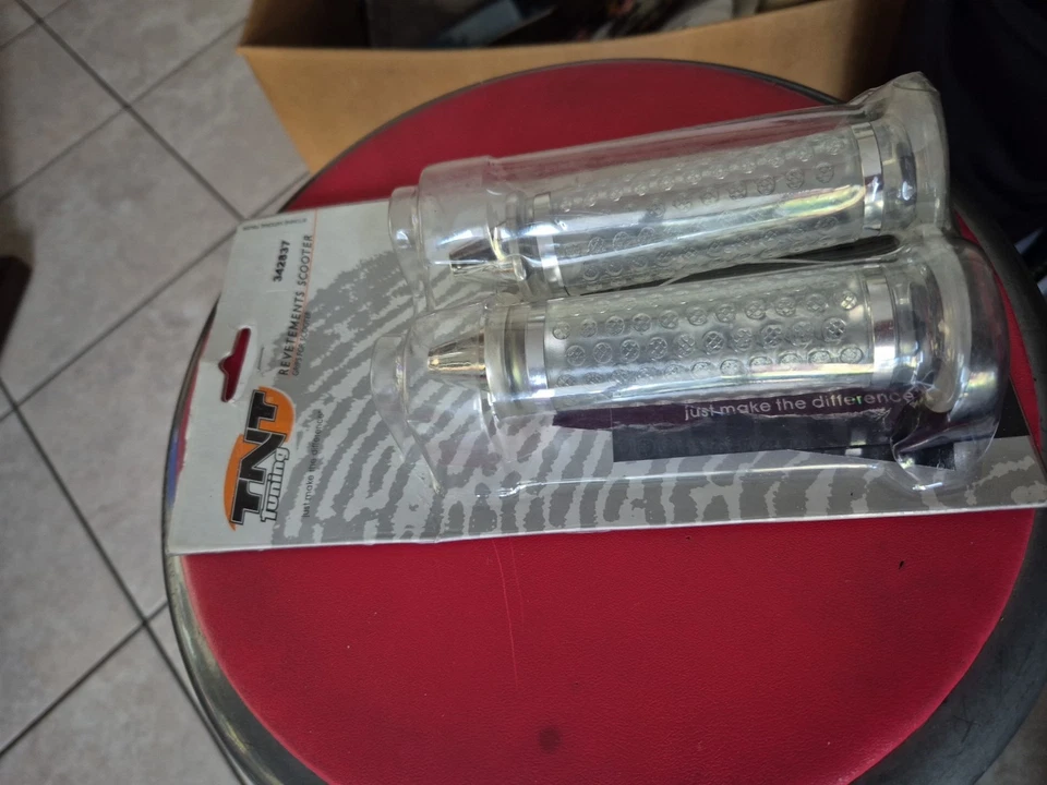 COPPIA MANOPOLE  TNT TRASPARENTE CROMO PER SCOOTER CODICE 342837 - Immagine 2 di 3