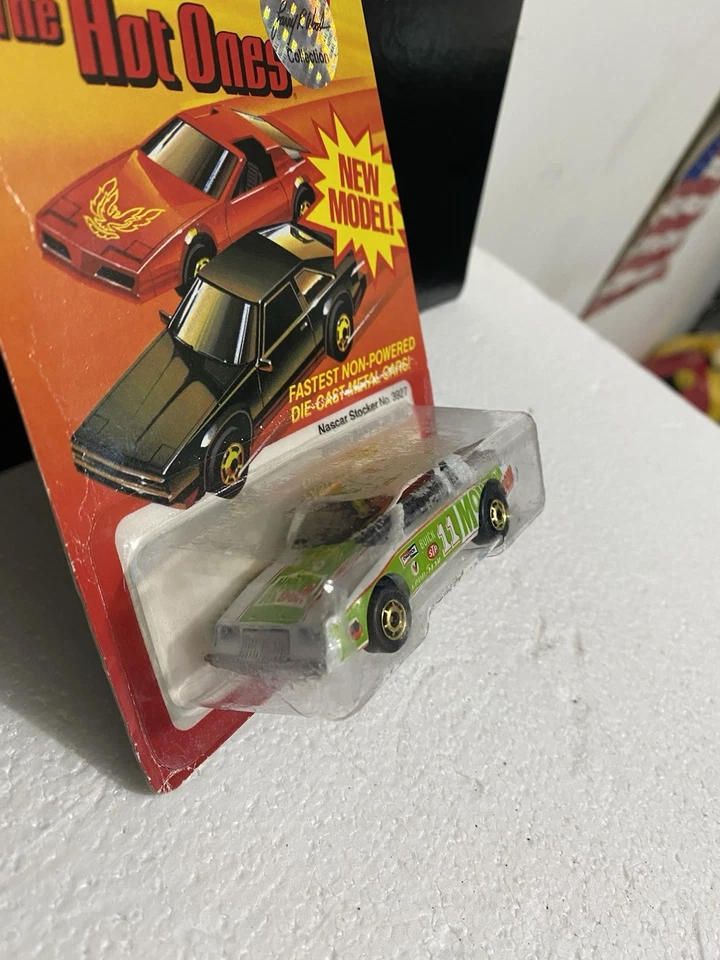 Hot Wheels 1982 The Hot Ones Larry Wood NASCAR Stocker #3927 Mt Dew sin perforar negro Foto 3 de 4