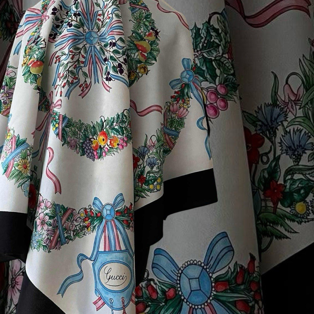 小物 GUCCI Vittorio Accornero Vintage Scarf 4 Vintage Gucci Vittorio Accornero Floral Butterfly Scarf – Recess