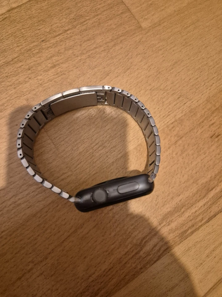 Apple Watch Series 2 42MM Space Grey With Metal Strap Untested. - Image 2 of 4