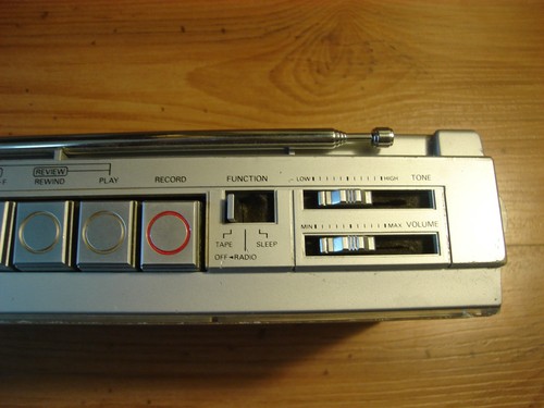Realistic Model 14-1012 Minisette- 12 AM/FM Radio Cassette Recorder - Picture 6 of 14