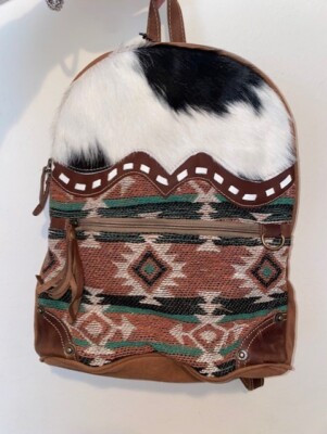 MyraCanvas/Cowhide Backpack with Leather Trim - Gray & Cream Amazon.com: Myra Bag Women main image 4