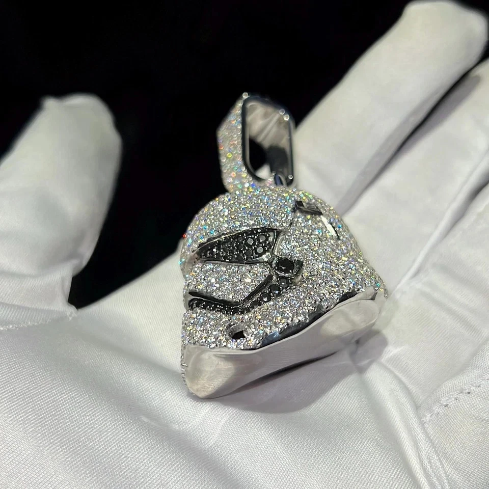 Colgante de hip hop de ónix creado en laboratorio de corte redondo de 6,00 quilates para hombre acabado en oro blanco de 14 quilates Foto 2 de 4