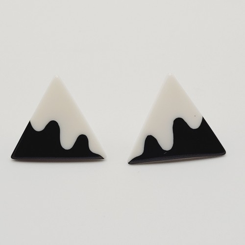 Black with Creamy Vanilla Triangle Pyramid Squiqqle Waves 1980s Pierced Earrings - Picture 2 of 24
