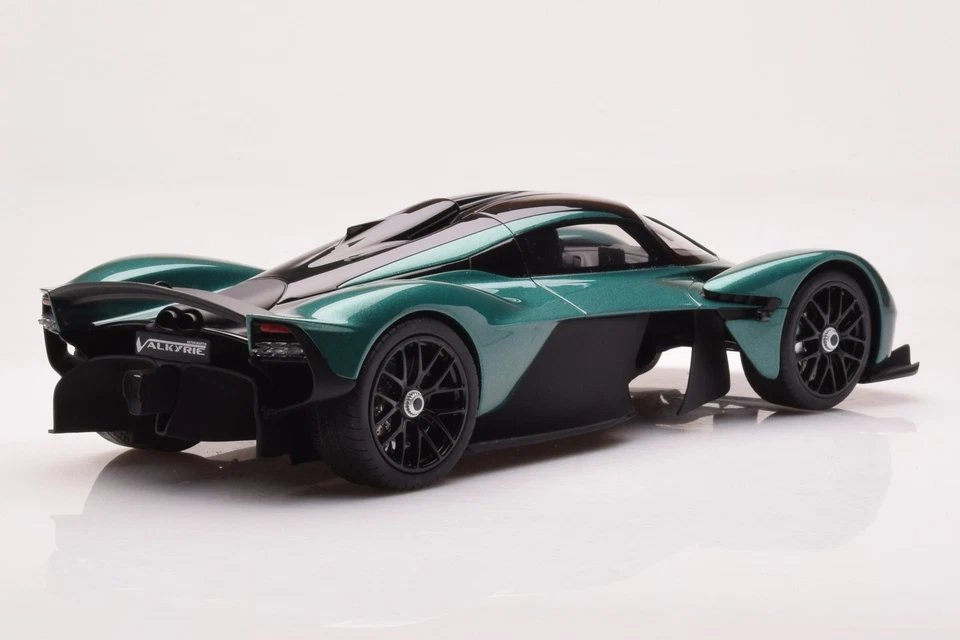 GT435 Aston Martin Valkyrie Racing Green GT Spirit 1/18 - Image 2 of 4