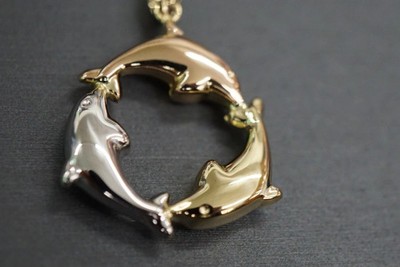 14K dreifarbiges Gold schöne drei Delfine Kreis Charm Anhänger klein winzig