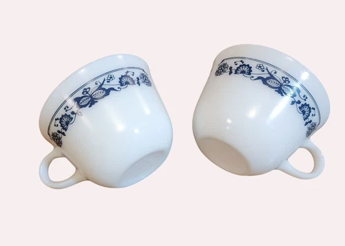 2 Vintage Milk Glass Corning Corelle Old Town Blue Onion Coffee Cups Set