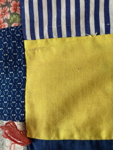 Couette vintage fait main années 70 piquée à la machine patchwork noué main Cabincore 76x67 - Photo 20/21