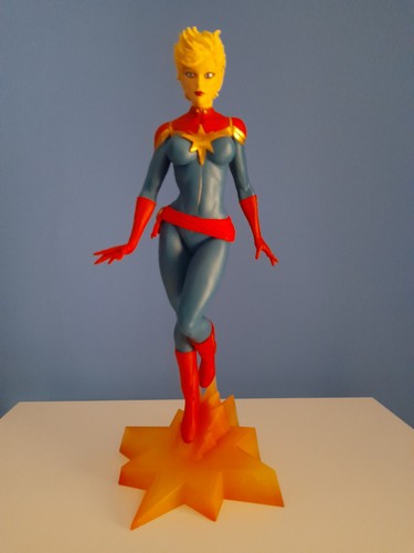 Captain Marvel Diamond Select Gallery Statue - Picture 5 of 8