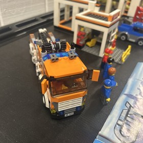 LEGO #7642 Garage &ndash; Complete w Instructions & Minifigs 2009 Retired & Rare!