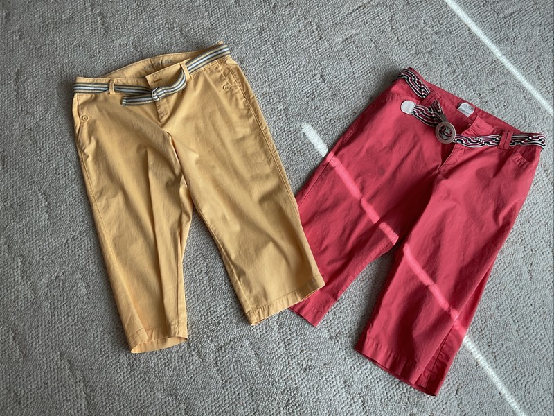 Two Pair women’s capris size 16. One Lee And One Dockers Each Come With A Belt.
