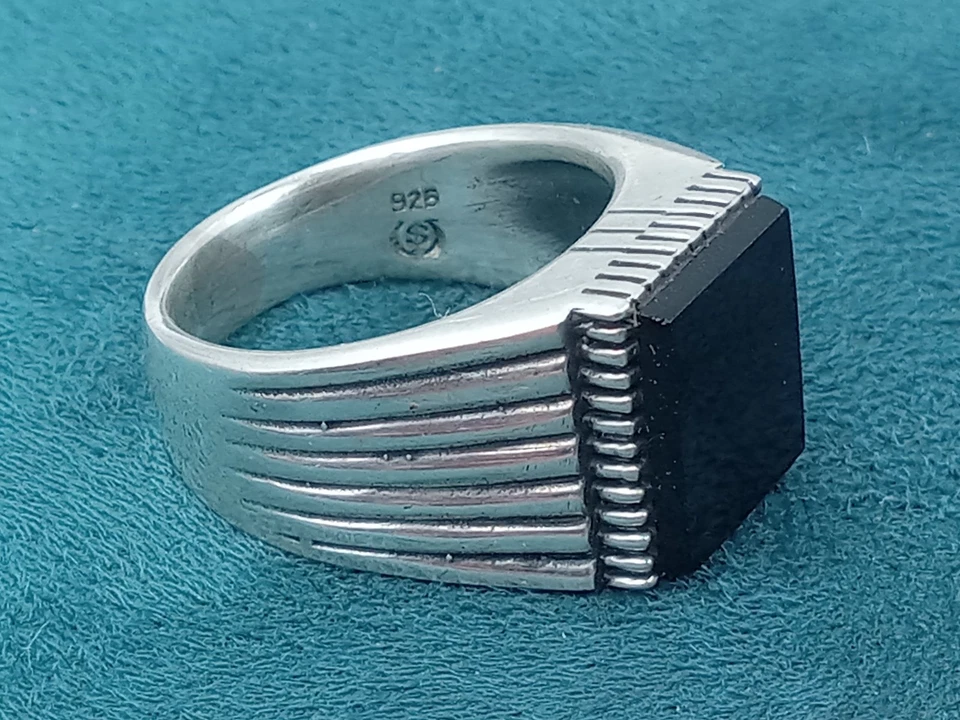 Fluted Mounting Sterling Silver Size 7.75 Ring w. Square Black Onyx Setting - Image 4 of 4