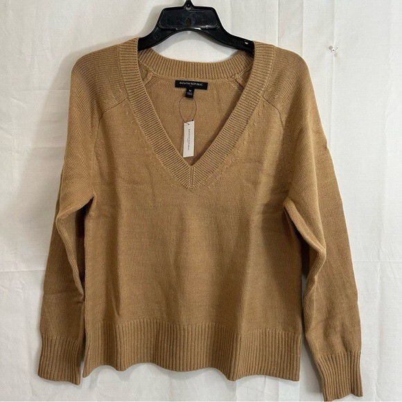 Banana Republic Women's Lofty V-Neck Essential Sweater in Camel