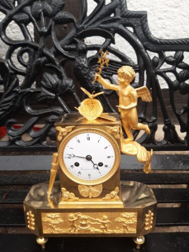 Muy bonito reloj Empire dorado al fuego alrededor de 1800 con Putti. 