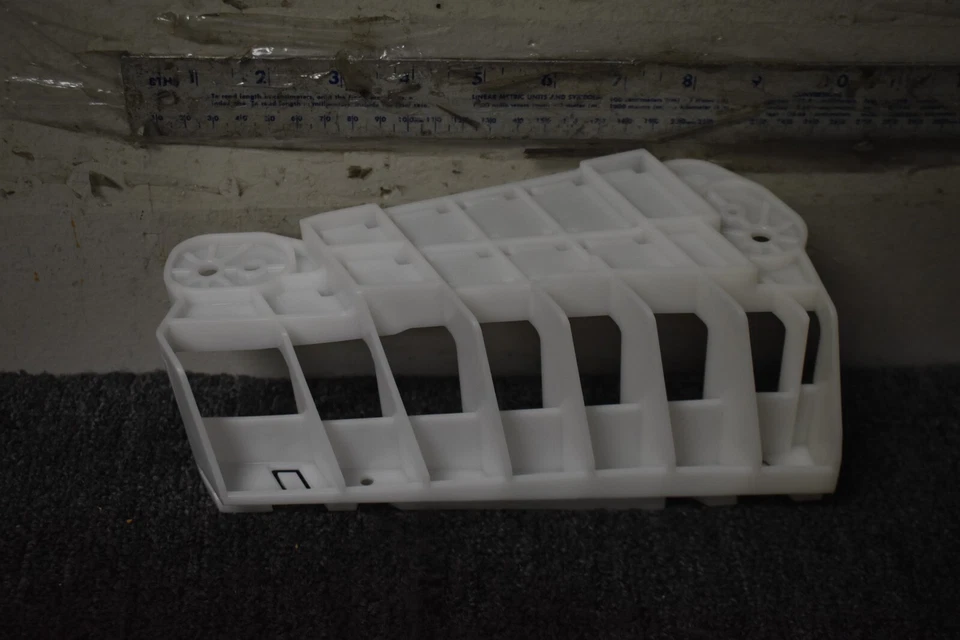 Infiniti Q60 2017-2020 rojo deportivo retenedor inferior izquierdo OEM de fábrica Foto 4 de 4