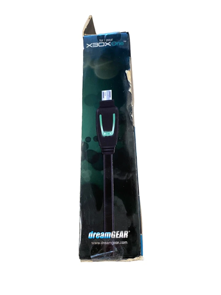 Cable de carga LED dreamGEAR Xbox One de 10 pies para controladores Xbox One Foto 3 de 4