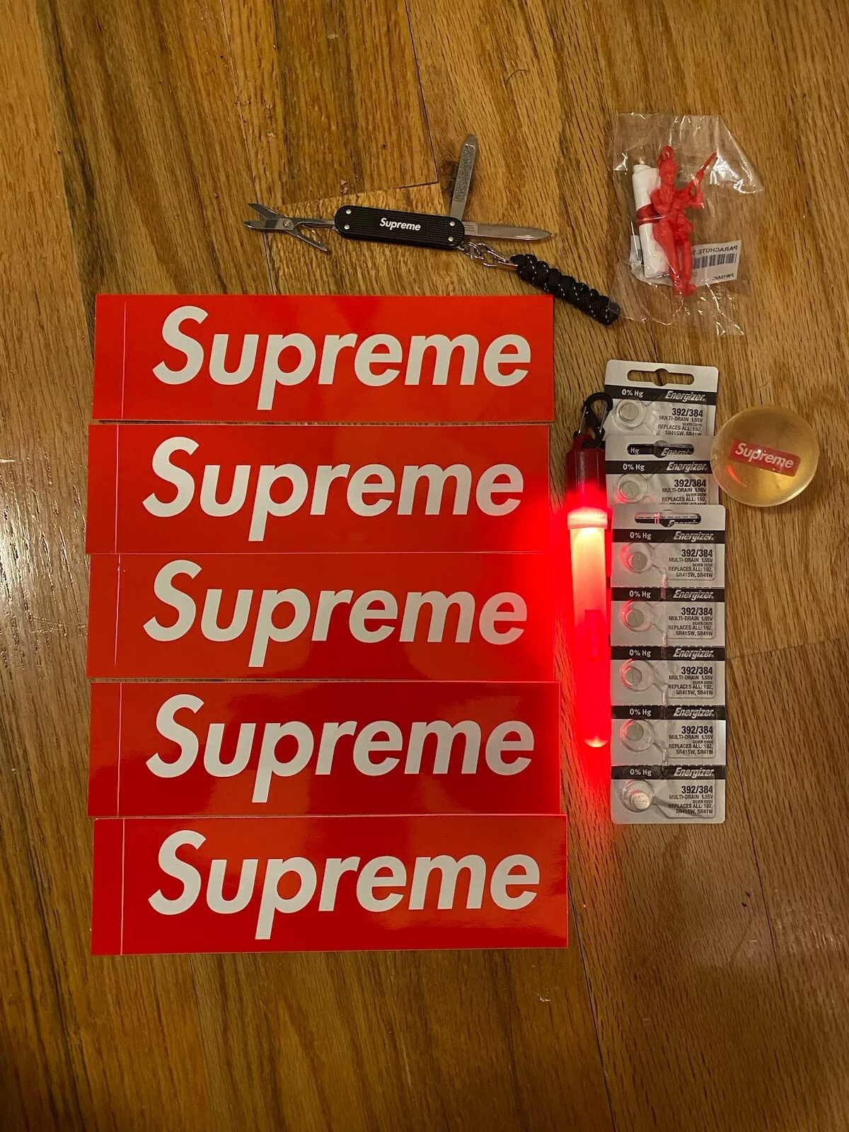 Supreme Accessories objets de collection/boîte logo autocollants et piles pour Glowstick