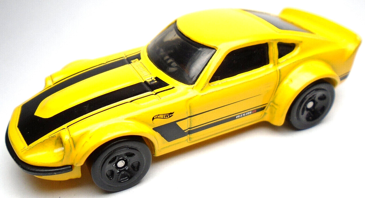 2018 HOT WHEELS NISSAN FAIRLADY Z YELLOW 1:64 DIECAST 2 3/4" CAR W BLACK STRIPES