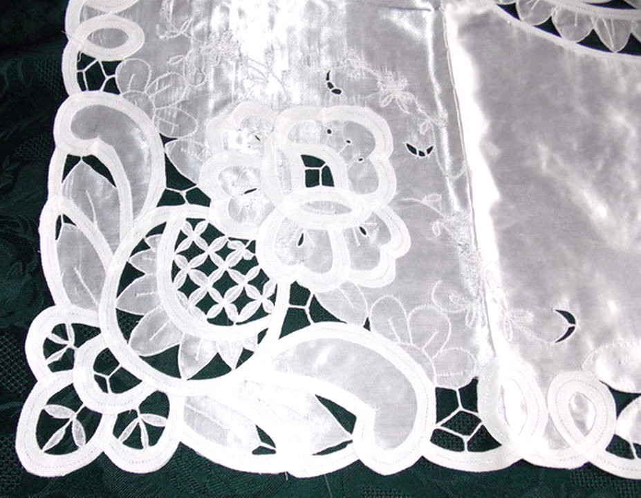 Nappe à thé Milady en satin de polyester brodé blanc 90cm - 3