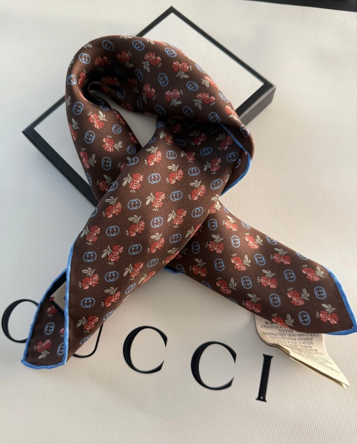 FOULARD CARRÉ NEUF GUCCI DOUBLE G ET SOIE ROSE POCHE ?