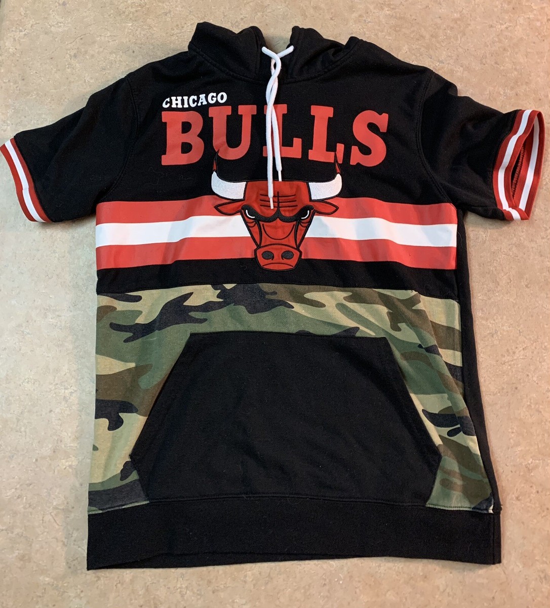 Chicago Bulls Basketball NBA Mens Short Sleeve Camo Hoodie Small