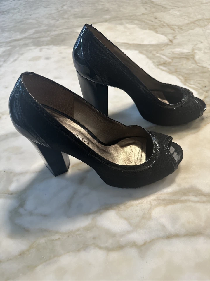Zapatos de salón DVF Diane Von Furstenberg pelo de pony punta abierta talla 8,5 charol negro Foto 2 de 4