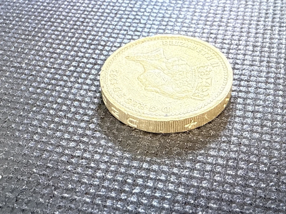 Rare 1993 Queen Elizabeth II One Pound coin - ERROR Side Coin - Upside Down #35 - Image 4 of 4