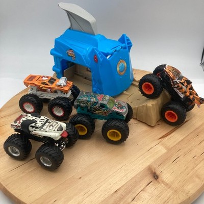 Hot Wheels Monster Truck Pit & Launch Play Set Shark Wreck Monster Mutt & 2 Xtrs