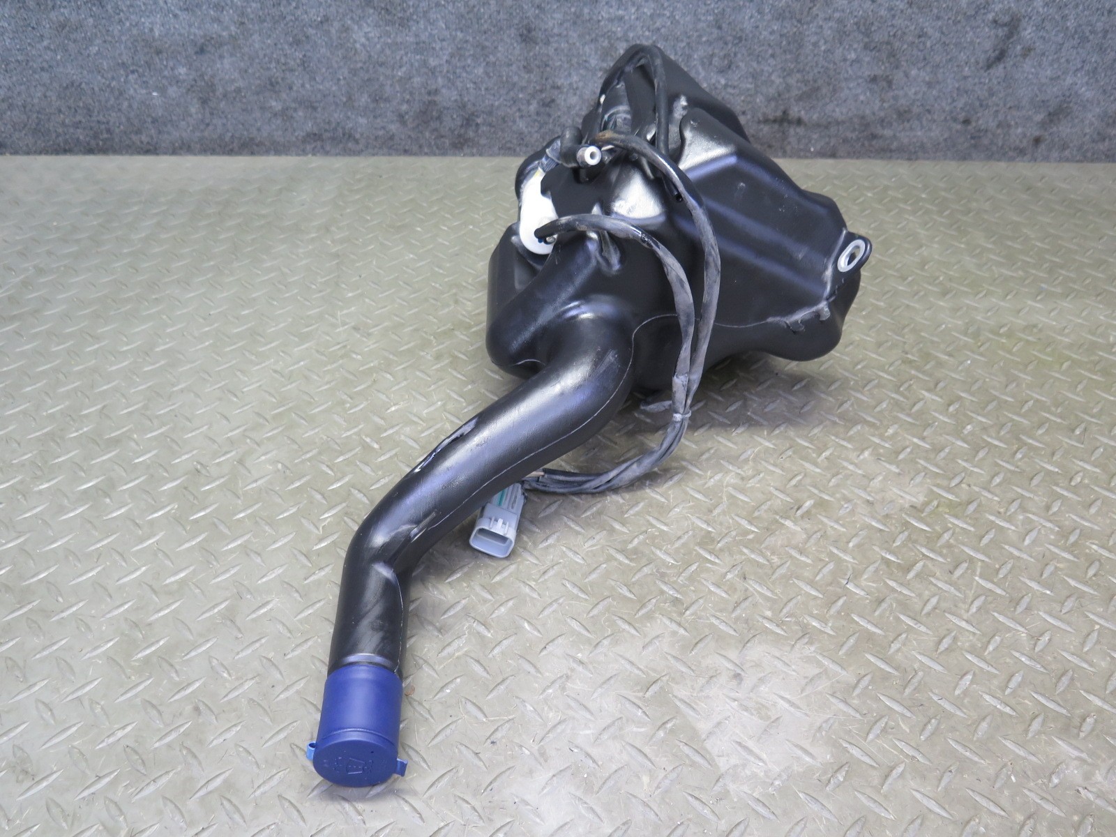 2008-2019 MASERATI GRANTURISMO M145 WINDSHIELD WASHER FLUID RESERVOIR TANK PUMP