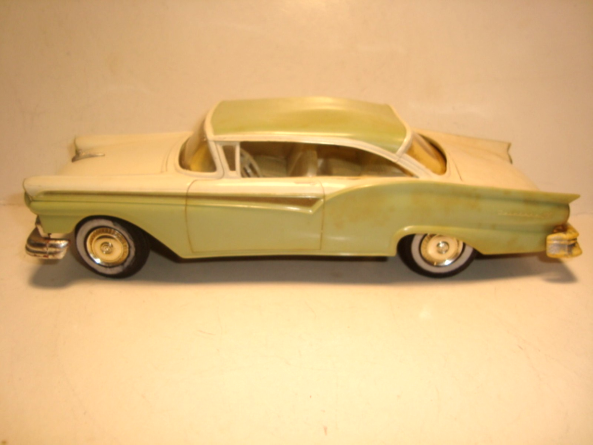 AMT 1957 Ford Fairlane DRHT Dealer Promo Model Car