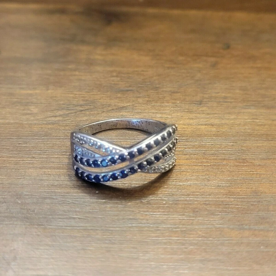 Anillo de cóctel de zafiro blanco y azul Foto 2 de 4