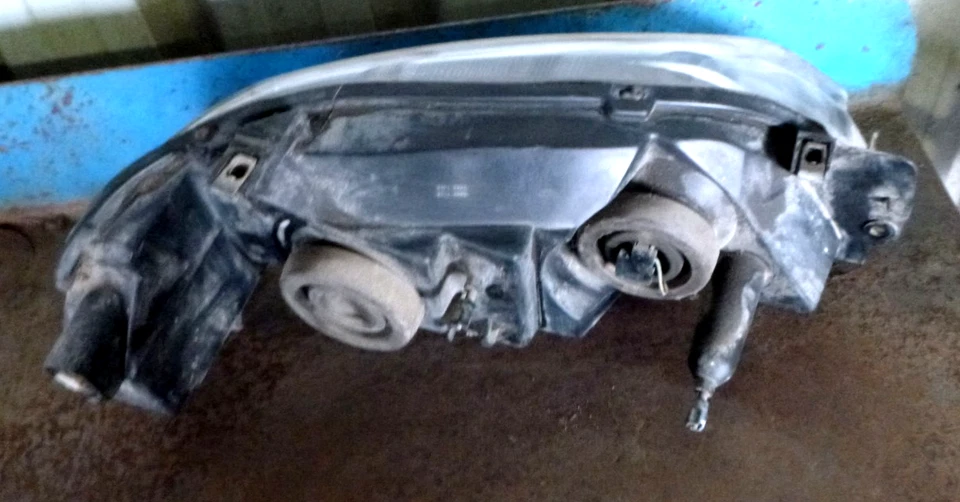 Ford Falcon BA Left Headlight (black) — 第 3/4 张图片