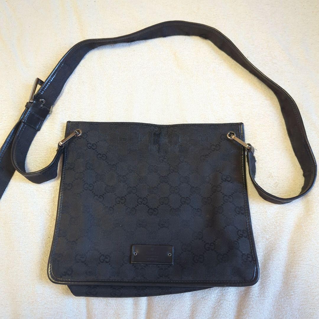 GUCCI GG Canvas Black Shoulder Bag Authentic F0708631