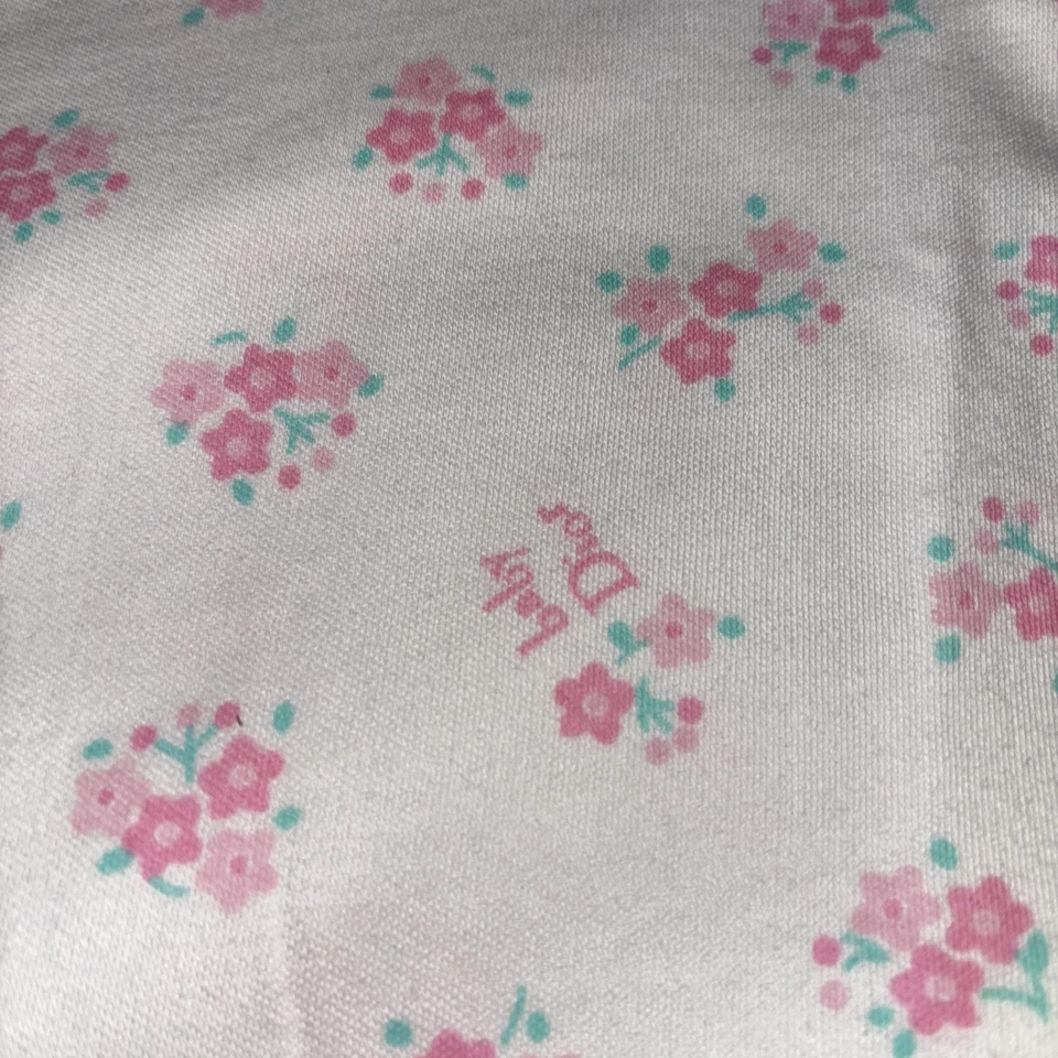 Винтажный Baby Dior розовый цветок логотип печать атласная отделка хлопковое одеяло 38 x 27 новый! - Изображение 4 из 4