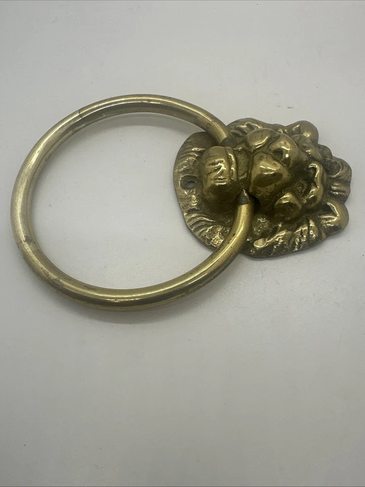 Antiguo cajón de puerta con cabeza de león de latón vintage anillo grande tirador 4" de ancho ENVÍO GRATUITO Foto 3 de 4