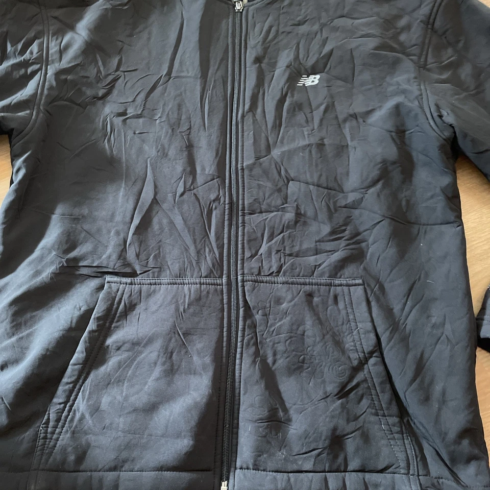 Jaqueta New Balance Softshell Sherpa Forrada com Capuz Preta Zíper Completo Tamanho Médio - Imagem 3 de 4