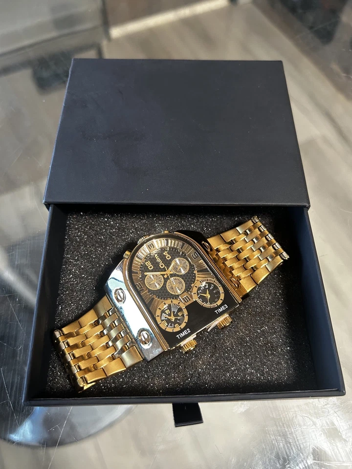 Reloj pulsera de cuarzo con esfera grande de acero inoxidable dorado Oulm para hombre Foto 3 de 4