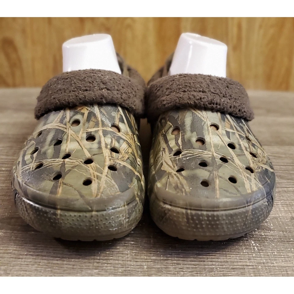 Zapatos sin cordones forrados de piel sintética Crocs para hombre 8 para mujer 10 camuflados Foto 2 de 4